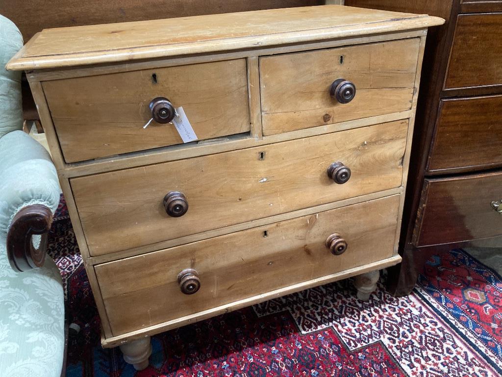 A small Victorian pine chest of drawers, width 89cm, depth 45cm, height 84cm